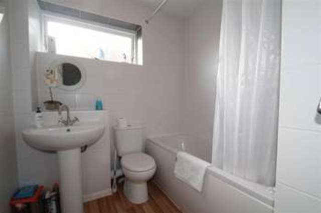  Image of 3 bedroom Semi-Detached house to rent in Cheviot Drive Fleet GU51 at Cheviot Drive  Fleet, GU51 2TF