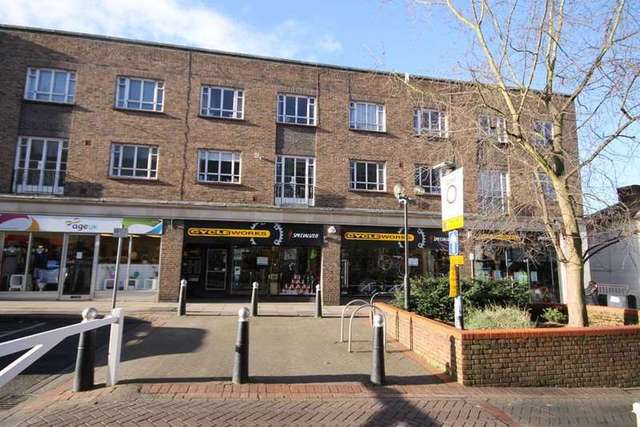  Image of 3 bedroom Maisonette to rent in Church Street Leatherhead KT22 at Church Street  Leatherhead, KT22 8DW