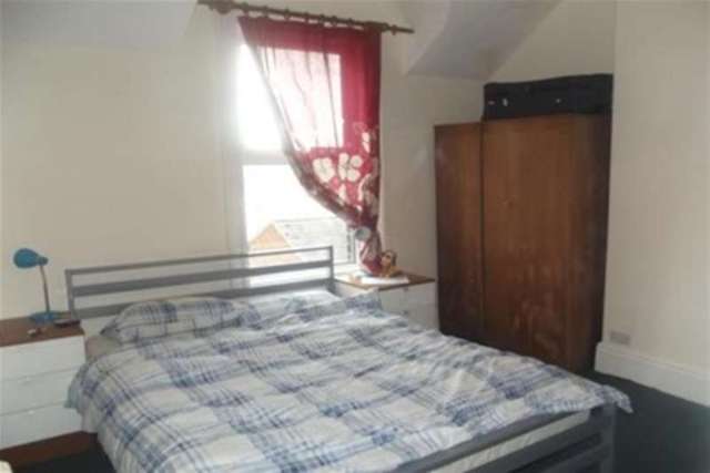  Image of 1 bedroom Flat to rent in Richmond Road Exeter EX4 at Exeter, EX4 4JF