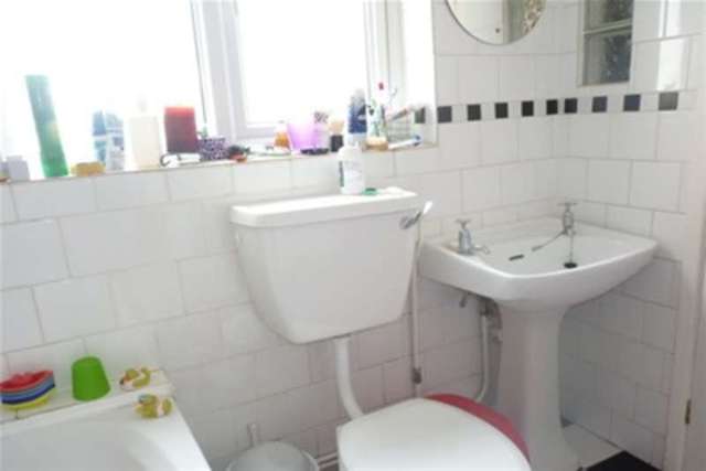  Image of 3 bedroom Terraced house to rent in Clarendon Park Road Leicester LE2 at Leicester, LE2 3AN