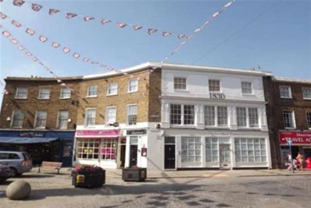  Image of 2 bedroom Flat to rent in The Crescent Broadway Sheerness ME12 at Sheerness, ME12 1AG