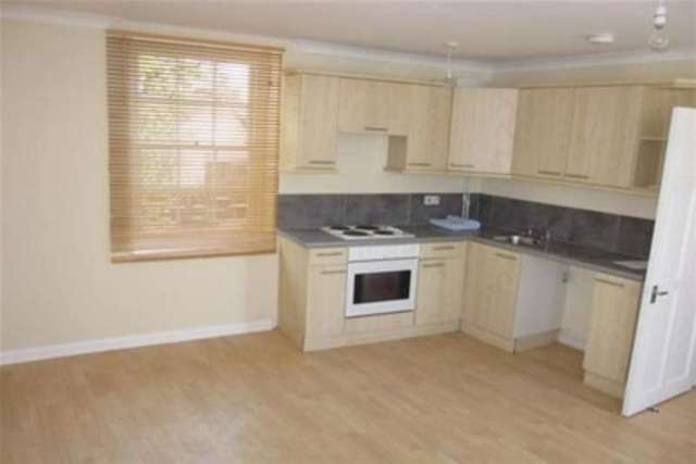  Image of 2 bedroom Flat to rent in The Crescent Broadway Sheerness ME12 at Sheerness, ME12 1AG