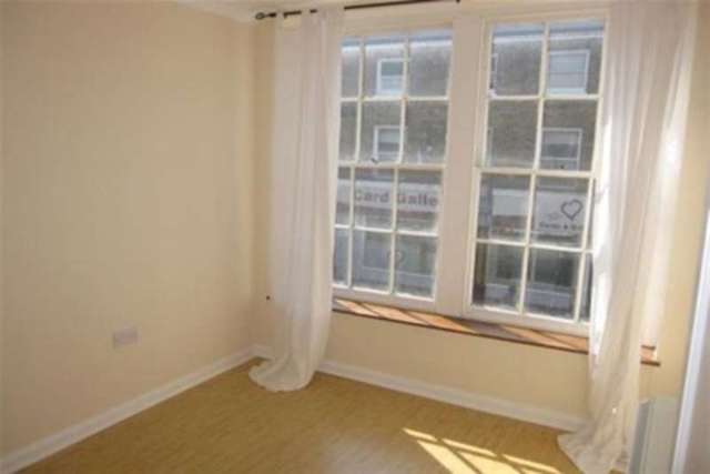  Image of 2 bedroom Flat to rent in The Crescent Broadway Sheerness ME12 at Sheerness, ME12 1AG