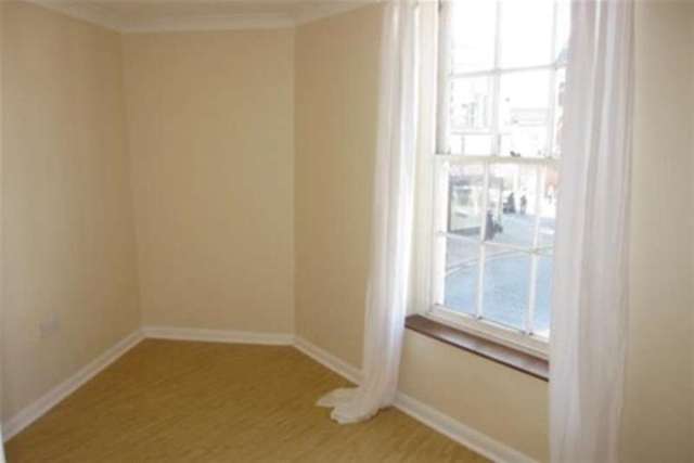  Image of 2 bedroom Flat to rent in The Crescent Broadway Sheerness ME12 at Sheerness, ME12 1AG