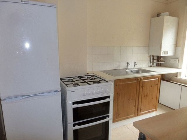  Image of 3 bedroom Flat to rent in Fairdene Road Coulsdon CR5 at Coulsdon, CR5 1RD