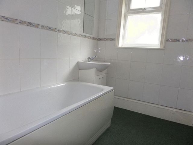  Image of 3 bedroom Flat to rent in Fairdene Road Coulsdon CR5 at Coulsdon, CR5 1RD