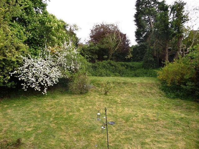  Image of 3 bedroom Flat to rent in Fairdene Road Coulsdon CR5 at Coulsdon, CR5 1RD