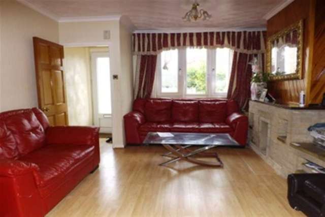  Image of 3 bedroom Detached house to rent in Cricklade Road Swindon SN2 at Swindon, SN2 1AG