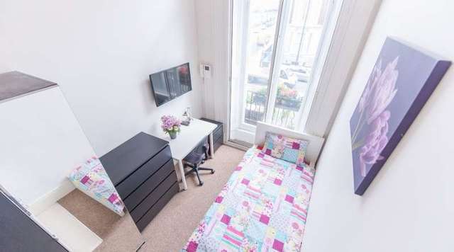  Image of Flat to rent in Cromwell Road London SW7 at London, SW7 4HA