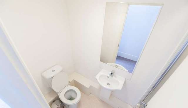  Image of Flat to rent in Cromwell Road London SW7 at London, SW7 4HA