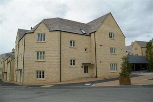  Image of 2 bedroom Property to rent in Cross Close Cirencester GL7 at Cirencester, GL7 1FF