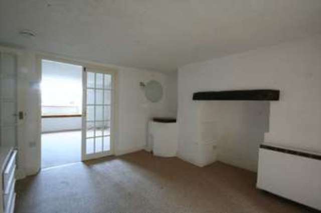 Image of 1 bedroom Flat to rent in Dunstanville Terrace Falmouth TR11 at Dunstanville Terrace  Falmouth, TR11 2SW