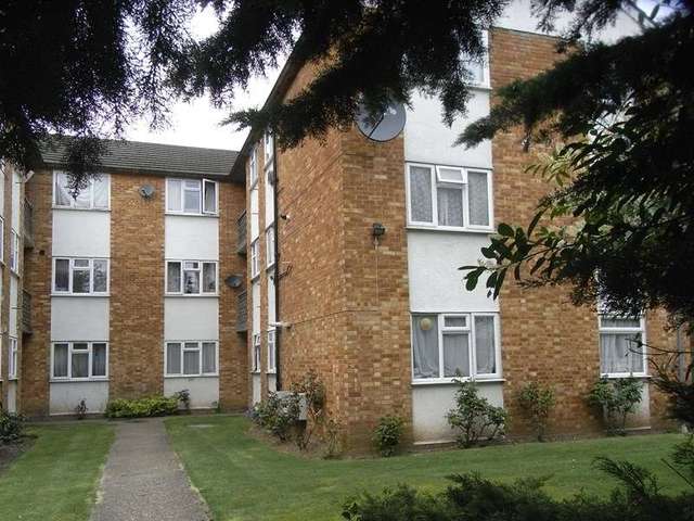  Image of 2 bedroom Flat for sale in Edgeworth Road Cockfosters Barnet EN4 at Edgeworth Road Cockfosters Barnet, EN4 9AB
