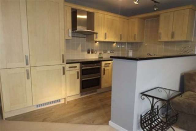  Image of 2 bedroom Flat to rent in Lloyd George Avenue Cardiff CF10 at Cardiff, CF10 4QL