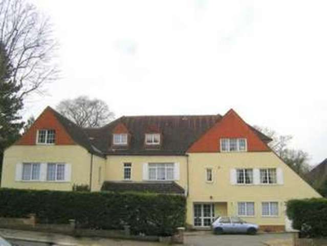  Image of 1 bedroom Flat to rent in Burgh Heath Road Epsom KT17 at Burgh Heath Road  Epsom, KT17 4LJ
