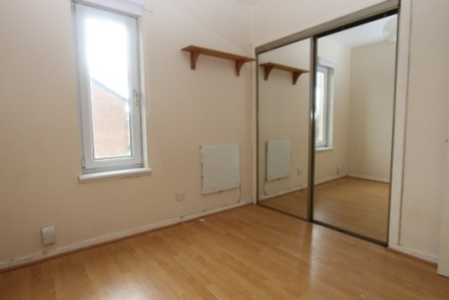  Image of 2 bedroom Terraced house to rent in Forbes Drive Glasgow G40 at Bridgeton Glasgow Glasgow, G40 2LE