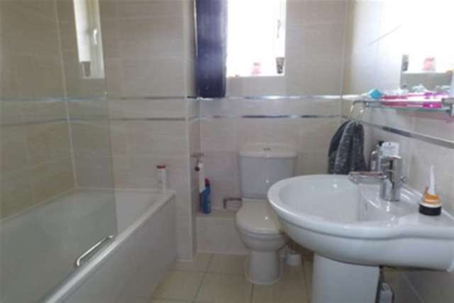  Image of 2 bedroom Flat to rent in Fraser Gardens Winchester SO22 at Winchester, SO22 5GB