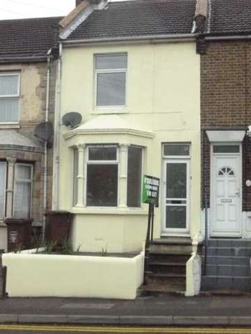  Image of 3 bedroom Detached house to rent in Frindsbury Road Strood Rochester ME2 at Frindsbury Road  Frindsbury, ME2 4JD