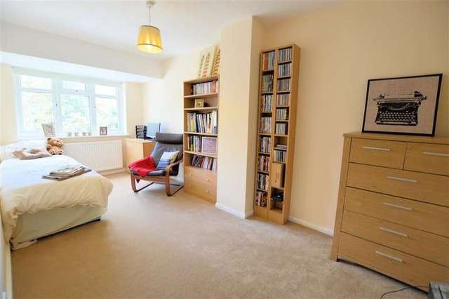  Image of 4 bedroom Detached house for sale in Garland Close Burghfield Common Reading RG7 at Burghfield Common  Reading, RG7 3JX