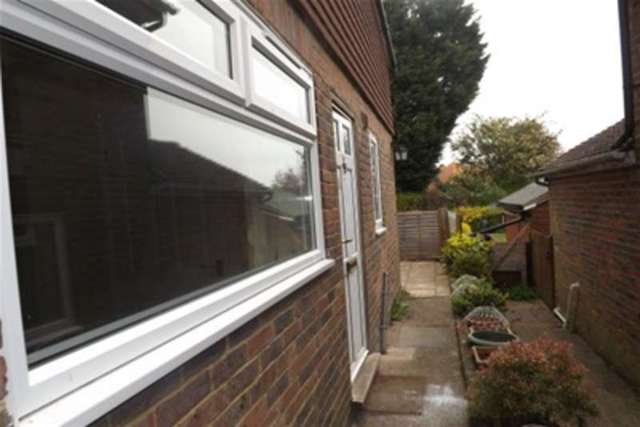  Image of 1 bedroom Flat to rent in High Street Horam Heathfield TN21 at Heathfield, TN21 0EY