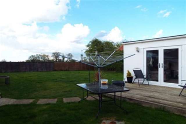  Image of 3 bedroom Bungalow to rent in Hardingham Road Hingham Norwich NR9 at Norwich, NR9 4LX
