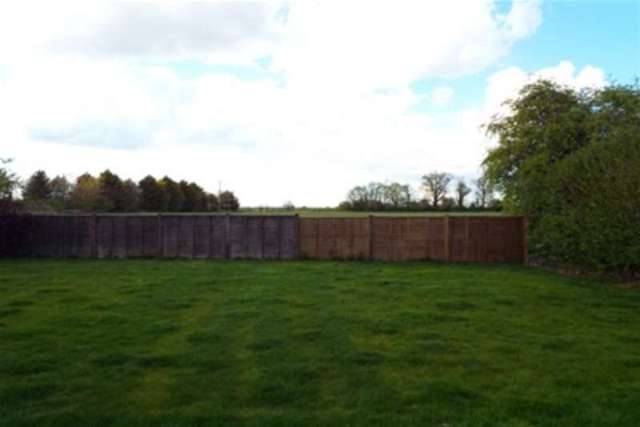  Image of 3 bedroom Bungalow to rent in Hardingham Road Hingham Norwich NR9 at Norwich, NR9 4LX