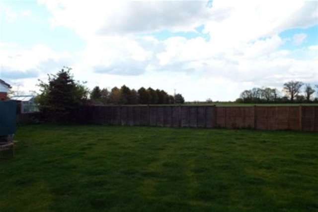  Image of 3 bedroom Bungalow to rent in Hardingham Road Hingham Norwich NR9 at Norwich, NR9 4LX