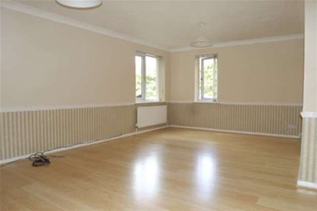  Image of 2 bedroom Flat to rent in Oldfield View Hartley Wintney Hook RG27 at Hook, RG27 8JH