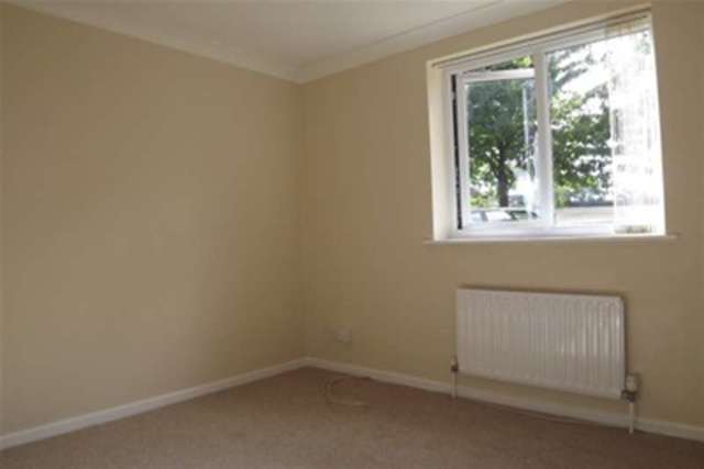  Image of 2 bedroom Flat to rent in Oldfield View Hartley Wintney Hook RG27 at Hook, RG27 8JH