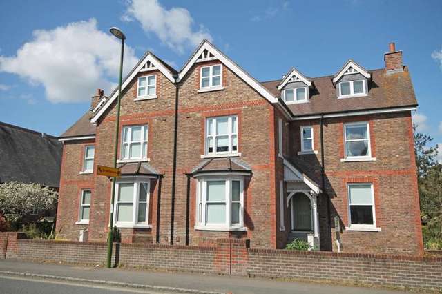  Image of 1 bedroom Flat for sale in High Street Billingshurst RH14 at 118-120 High Street  Billingshurst, RH14 9QS