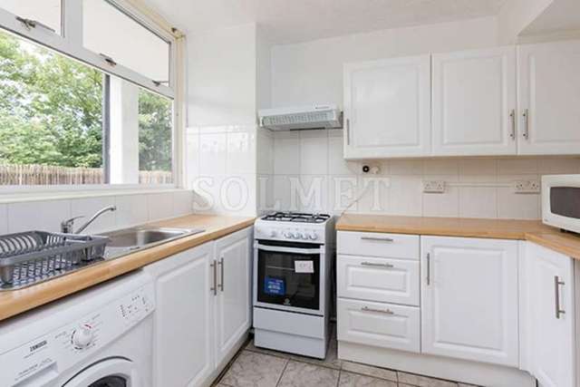  Image of 3 bedroom Ground Flat to rent in Highbury Quadrant London N5 at Highbury Quadrant  Arsenal, N5 2TD