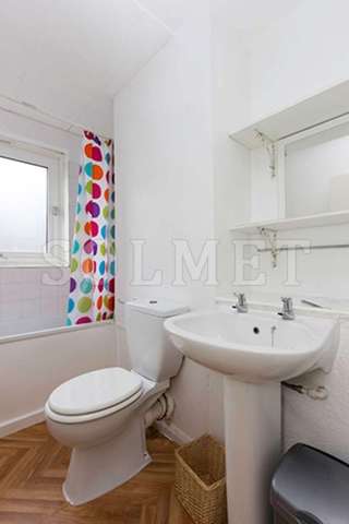  Image of 3 bedroom Ground Flat to rent in Highbury Quadrant London N5 at Highbury Quadrant  Arsenal, N5 2TD