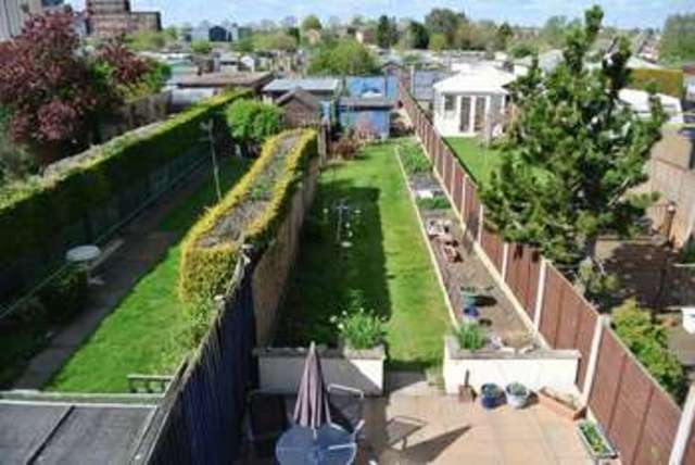  Image of 3 bedroom Terraced house for sale in Huntingtower Road Grantham NG31 at Huntingtower Road  Grantham, NG31 7AZ