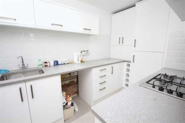 Image of 4 bedroom Terraced house to rent in Kingsland Road London E2 at London, E2 8EB
