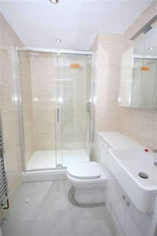  Image of 4 bedroom Terraced house to rent in Kingsland Road London E2 at London, E2 8EB