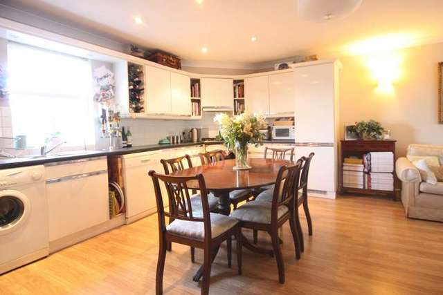  Image of 2 bedroom Flat to rent in Kingston Hill Kingston upon Thames KT2 at Surrey  Kingston Upon Thames, KT2 7PS