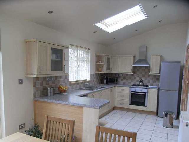  Image of 4 bedroom Semi-Detached house for sale in Leeside Barnet EN5 at Leeside  Barnet, EN5 2PD