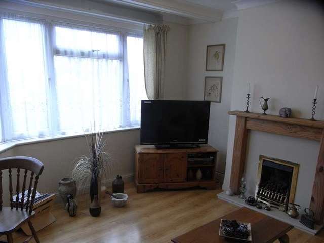  Image of 4 bedroom Semi-Detached house for sale in Leeside Barnet EN5 at Leeside  Barnet, EN5 2PD
