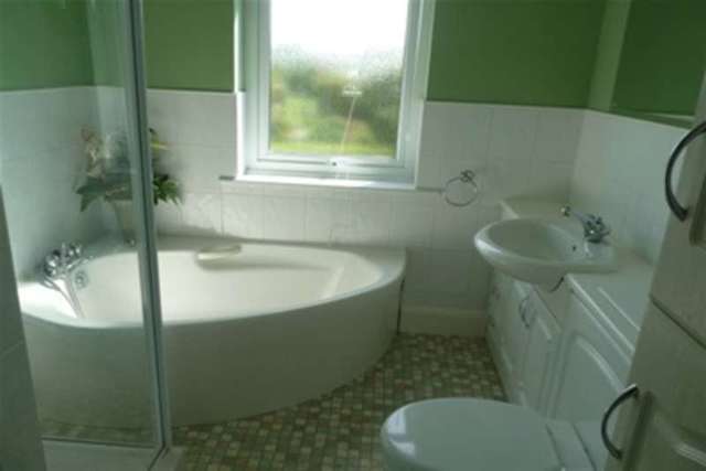  Image of 4 bedroom Detached house to rent in Leicester Road Glen Parva Leicester LE2 at Leicester, LE2 9HJ