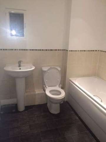  Image of 2 bedroom Flat to rent in Lindie Gardens Uxbridge UB8 at Lindie Gardens  Uxbridge, UB8 1GR