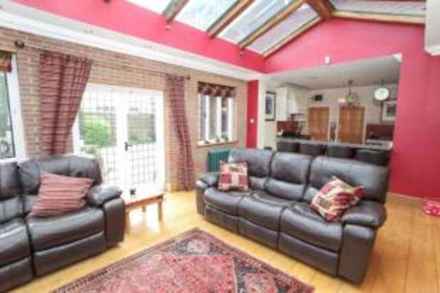  Image of 5 bedroom Detached house for sale in London Road Luton LU1 at Luton Bedfordshire Slip End, LU1 3RL