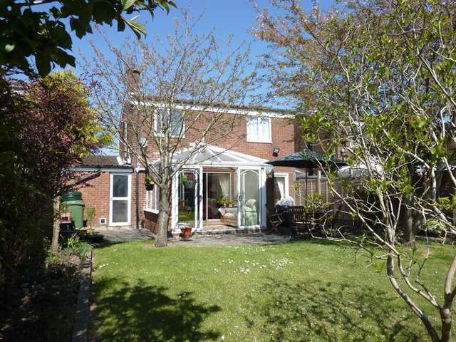  Image of 3 bedroom Detached house for sale in Lowther Road Dunstable LU6 at Kensworth Common, LU6 3LP