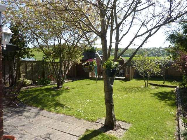  Image of 3 bedroom Detached house for sale in Lowther Road Dunstable LU6 at Kensworth Common, LU6 3LP