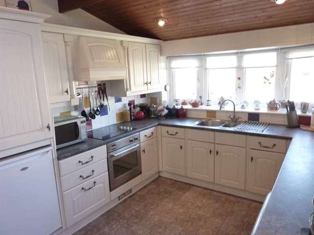  Image of 3 bedroom Detached house for sale in Lowther Road Dunstable LU6 at Kensworth Common, LU6 3LP