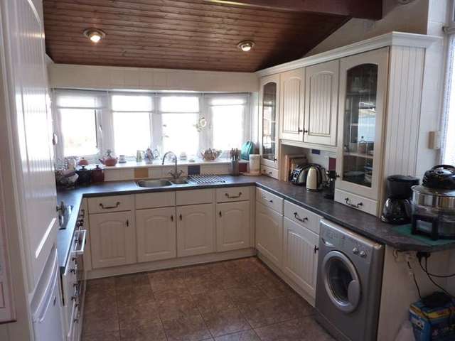  Image of 3 bedroom Detached house for sale in Lowther Road Dunstable LU6 at Kensworth Common, LU6 3LP
