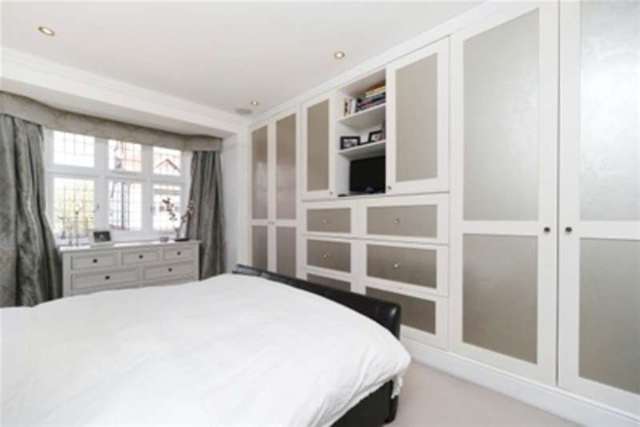  Image of 5 bedroom Detached house to rent in Loxley Road London SW18 at London, SW18 3LL
