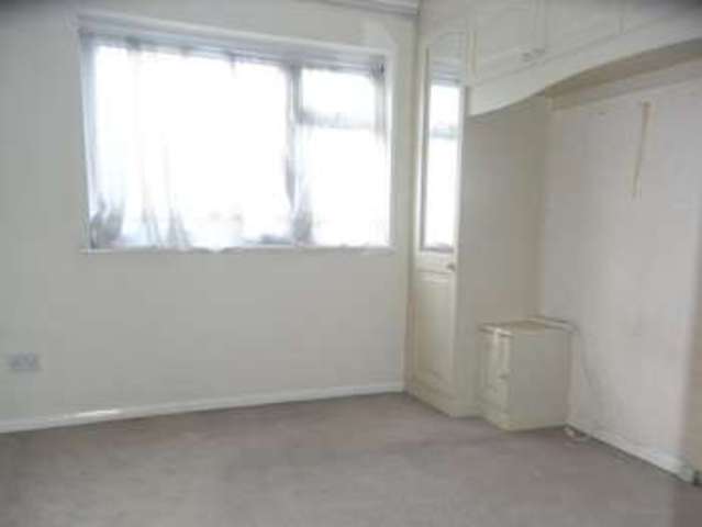  Image of 1 bedroom Flat for sale in Lyonsdown Road New Barnet Barnet EN5 at Lyonsdown Road New Barnet Barnet, EN5 1LD