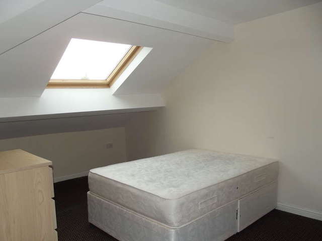  Image of 2 bedroom Flat to rent in Dewsbury Road Beeston Leeds LS11 at Beeston Leeds West Yorkshire, LS11 5NN