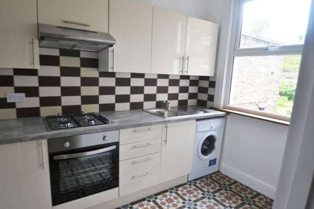  Image of 2 bedroom Flat to rent in Palmerston Crescent London N13 at Palmerston Crescent First Floor Flat Palmers Green, N13 4UA