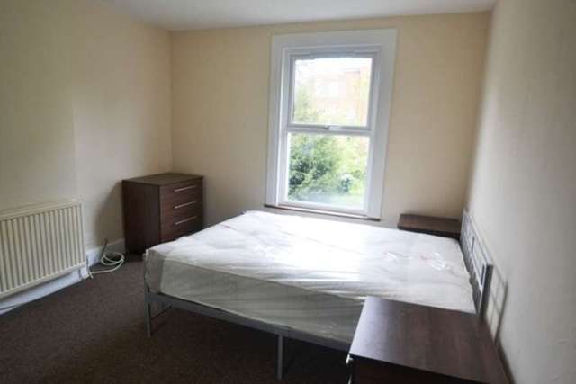  Image of 2 bedroom Flat to rent in Palmerston Crescent London N13 at Palmerston Crescent First Floor Flat Palmers Green, N13 4UA